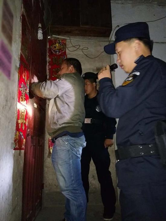 钦州粗心妈妈误将幼女锁家中 
