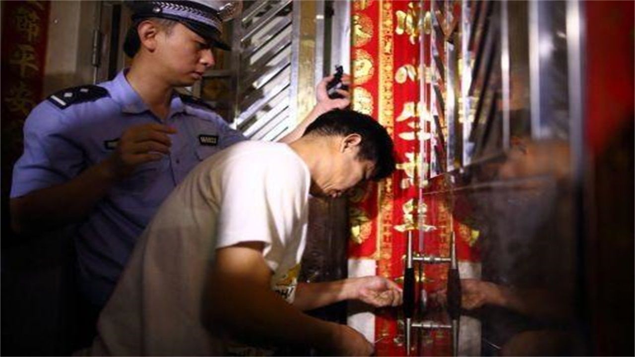 钦州请开锁师傅开了锁后，师傅